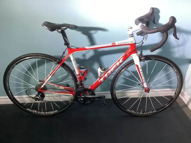 TREK MADONE 5.2  NEW TACX TRAINER and 2 WHEELSETS in Road in Fredericton - Image 2