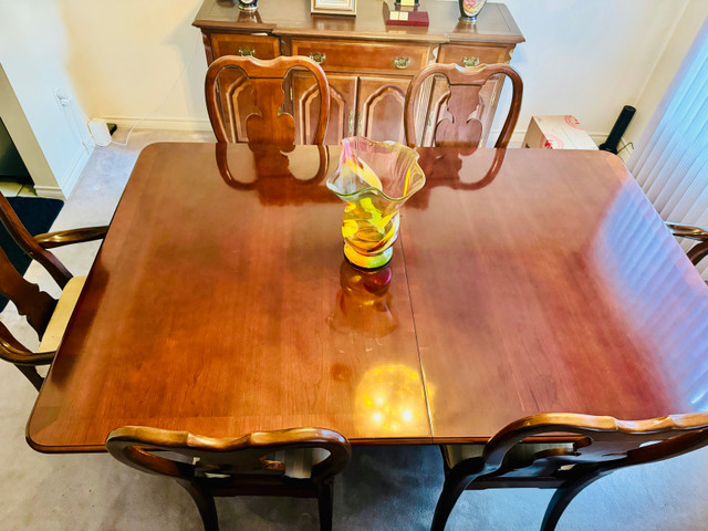 Beautiful 7 piece Wood Dining Table & 6 Chairs with Extension  in Dining Tables & Sets in Burnaby/New Westminster - Image 2