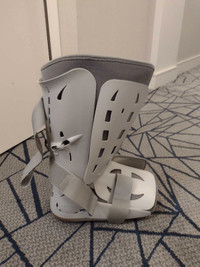 Walking boot/ crutches Aircast like new
