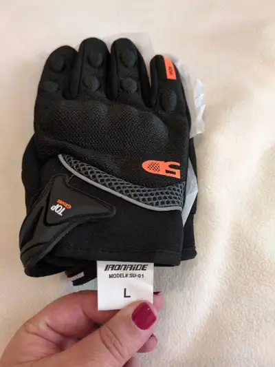 These Ironride SU-01 motorcycle gloves are crafted with a durable blend of materials providing relia...