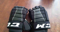 Hockey Gloves  ( Like New )