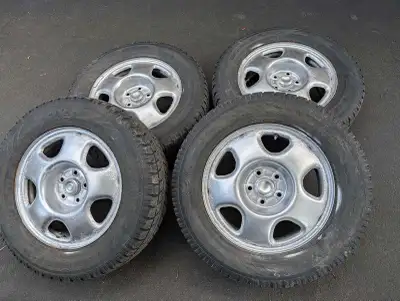 A set of Honda OEM steel rims with Toyo M+S winter tires, 225/65 R17. Bolt pattern 5x114.3mm. Center...