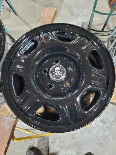 4 jantes / mags d'acier 16". Étaient sous un Honda CR-V mais font aussi sous Honda Accord et Honda C...