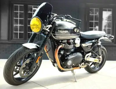 Selling my mint condition 2020 Triumph Speed Twin 1200. Motorcycle is very well kept and mature ride...