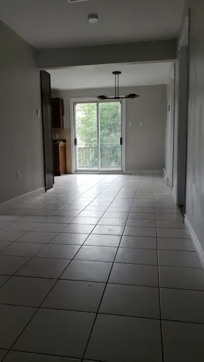 Idéal pour personne seule ou Famille . Disponible maintenant! -1200 pieds carrés (très grand) -Pas d...