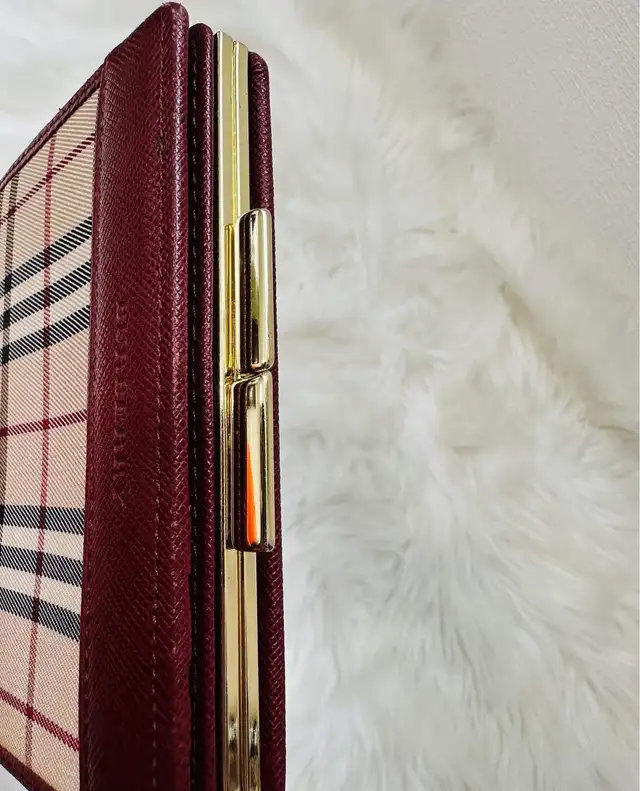 Burberry wallet in Women's - Bags & Wallets in Mississauga / Peel Region - Image 6