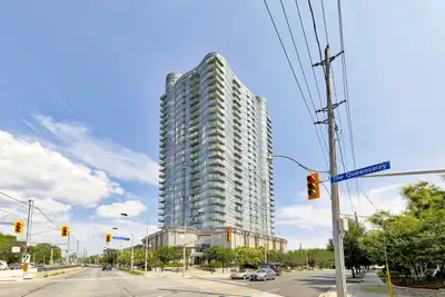 Posh 2-Beds, 2-Baths Condo Over Looking Lake