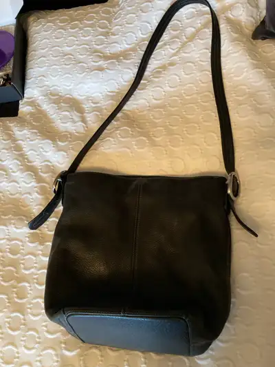 Sac à main en cuir noir Black leather purse 12x12 pouces marque Tignanello