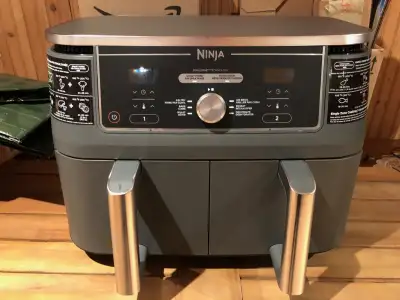 Air Fryer Ninja à deux tiroirs très peu utilisé depuis moins d'un an.
