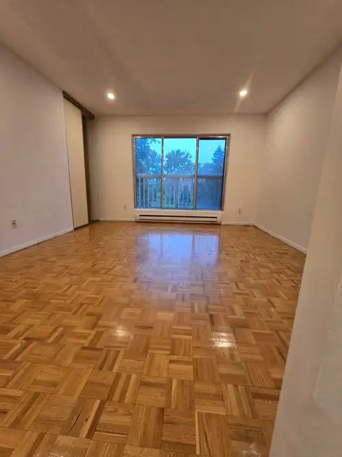 4 ½ situé dans Ahuntsic-Cartierville, dans un secteur agréable, pratique et à proximité de plusieurs...