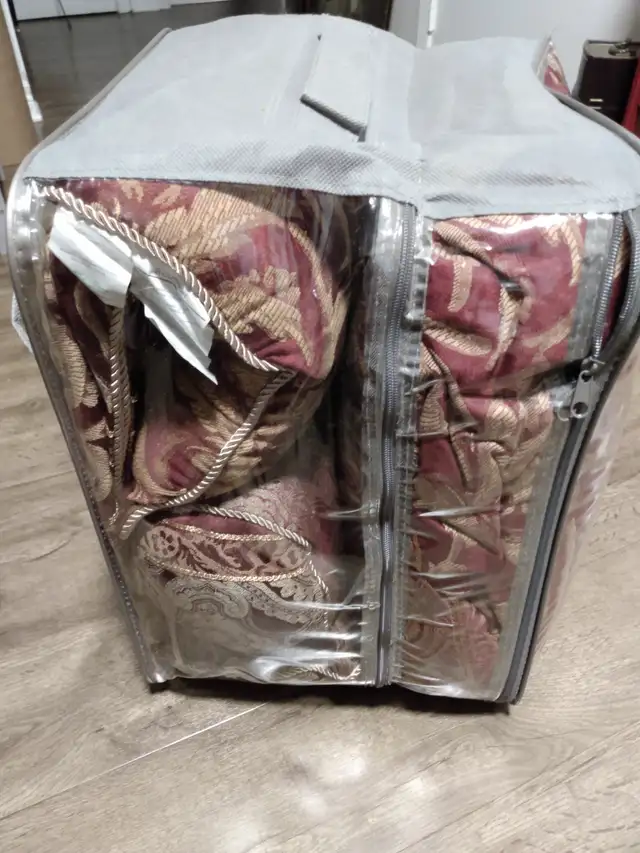 Queen Comforter Seat in Bedding in St. Catharines - Image 2