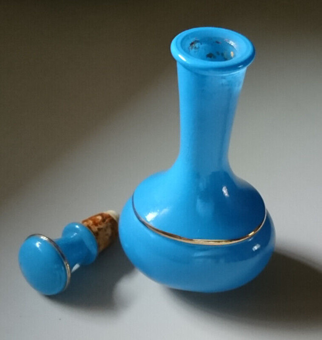 Vintage Blue Avon Royal Vase Cologne Decanter with Stopper in Arts & Collectibles in Oshawa / Durham Region - Image 3