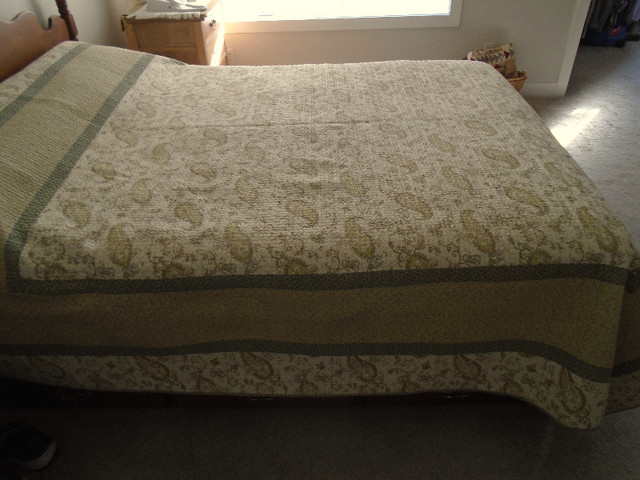 Reversible bed spread and 2 pillow shams set in Bedding in Moose Jaw - Image 2