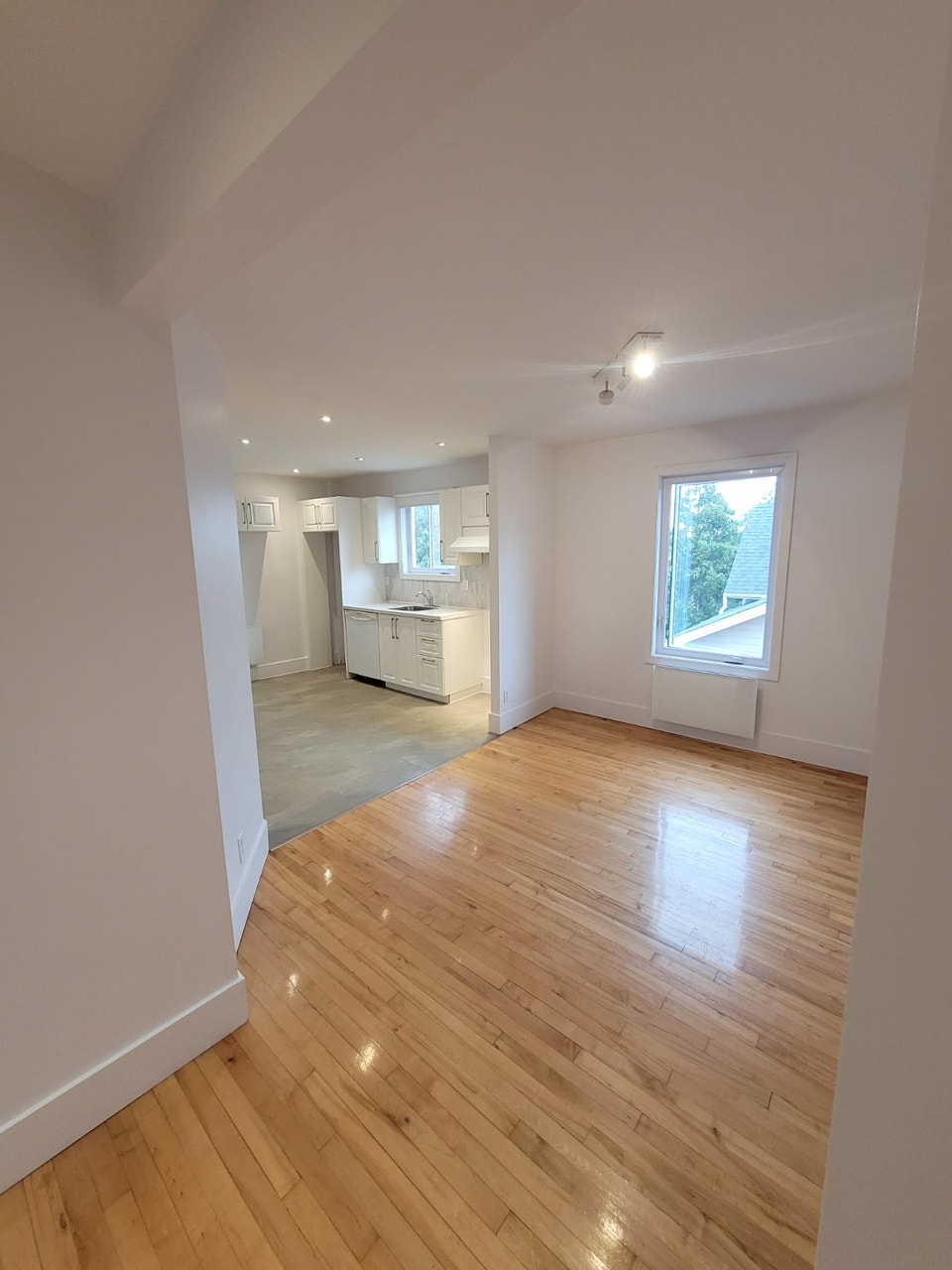 APPARTEMENT RÉNOVÉ ET LUMINEUX À DEUX PAS DU MÉTRO CARTIER! 2