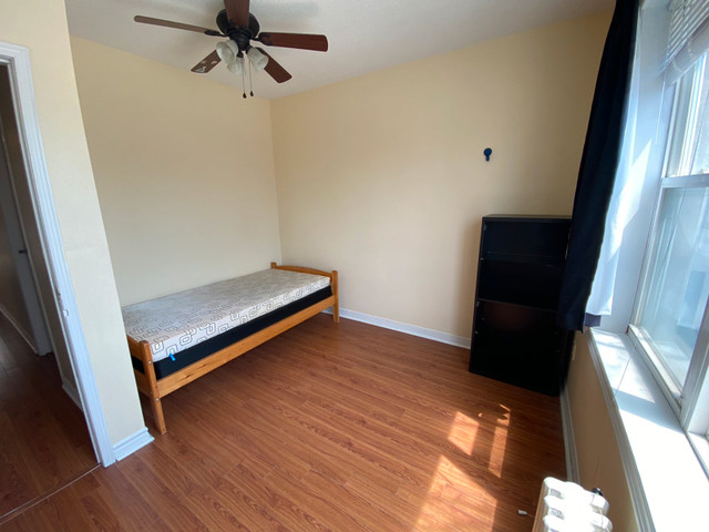Room for rent near Humber college lakeshore  in Room Rentals & Roommates in City of Toronto - Image 3