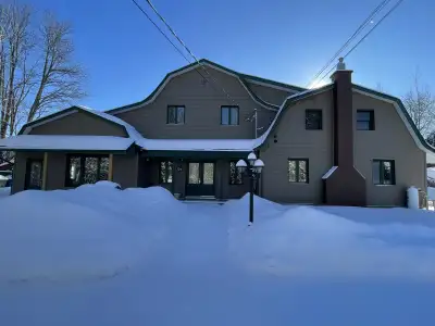 6 chambres immense maison sur 20,000 pieds carrés à louer. Chalet spacieux et ensoleillé, situé dans...
