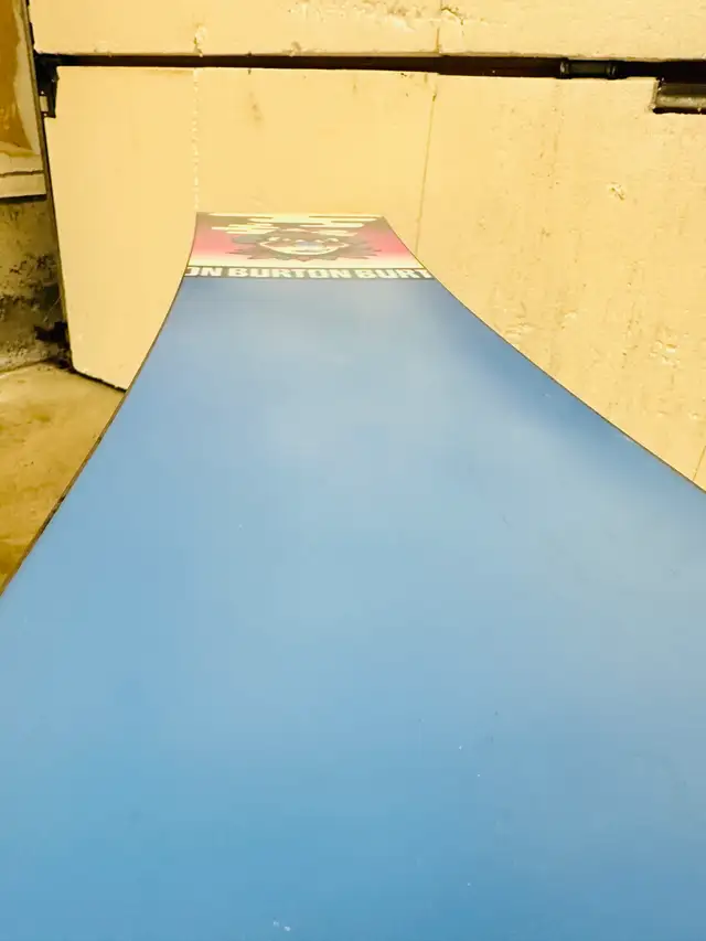 Burton snowboard 128 cm with Burton small/medium bindings in Snowboard in Markham / York Region - Image 10