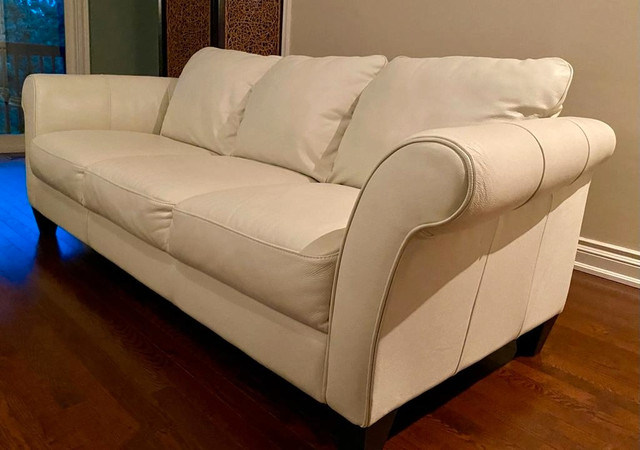 Three-seater Leather Sofa in Couches & Futons in Hamilton - Image 2