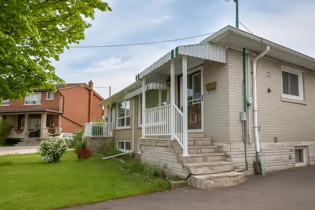 Newly Reno'd 3BR North York Bungalow—Near TTC & Rogers Stadium! in Ontario in Canada - Image 3