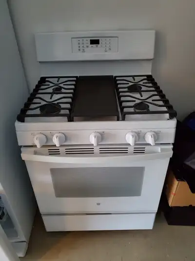 GE Gas Range for sale Model Number JCGB735DPWW, this range is a four burners plus a center griddle....