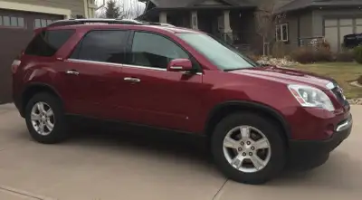 2009 GMC ACADIA SLT FAMILY HAULER - AWD 8 Passenger, Leather, DVD, Hitch, Winter Tires, Camera Great...