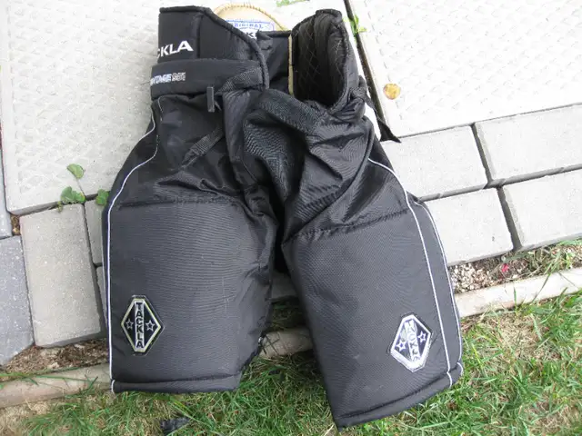 JUNIOR / YOUTH HOCKEY EQUIPMENT SHOULDER PADS PANTS HELMET GC in Hockey in Winnipeg - Image 8