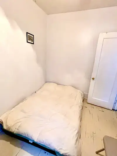 Bonjour mon nom est Frank je cherche un/une colocataire pour une petite chambre meublée dans un 4 1/...