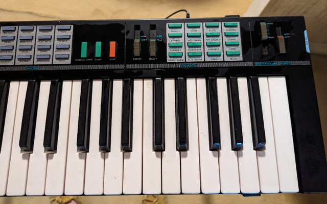 Vintage Yamaha PSR-12 49 Keys Keyboard in Pianos & Keyboards in Oshawa / Durham Region - Image 3