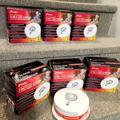 • 120V hardwired smoke alarm with 10-year sealed battery backup • Photoelectric sensor – reduces fal...