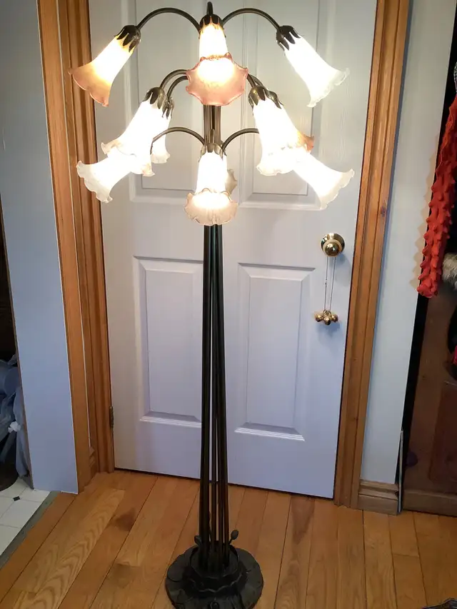 Tiff Sty Floor Lamp w 12 Lily Glass Shades Bronzed Lily Pad Base in Indoor Lighting & Fans in Belleville - Image 7