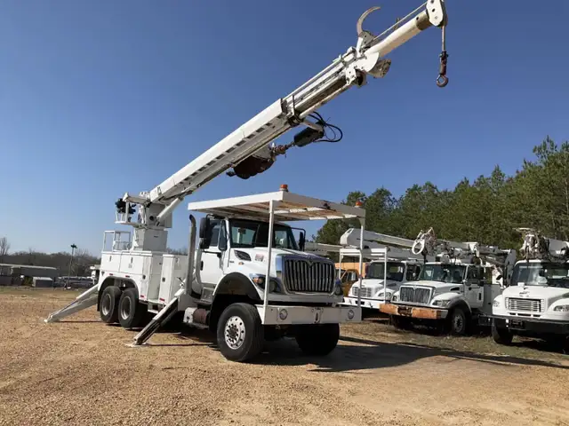 2013 International Altec D3060-BT Digger Derrick in Other in Moose Jaw - Image 2