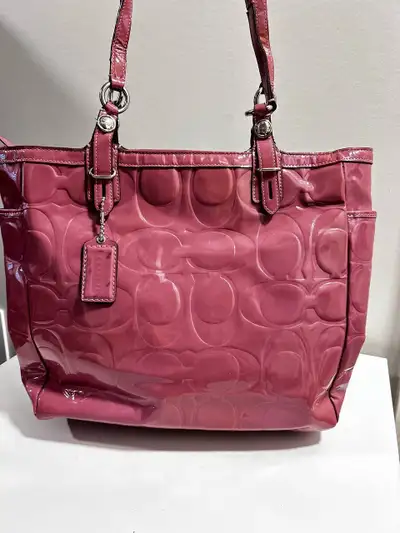 Coach Tote Bag. Pink colour. The bag has some scuff marks that are slightly visible on the outside a...
