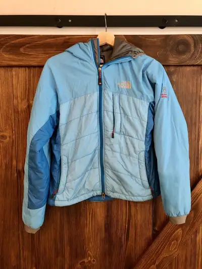 Manteau pour femme « The North Face », « Summit series ». Grandeur Small Accroc sur manche droite