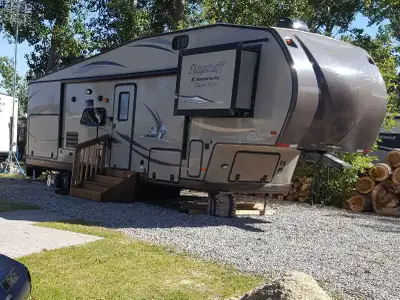 32' Forest River SuperLite. Bunkroom model sleeps 9 including 3 bunks. 2 slides with a great outdoor...