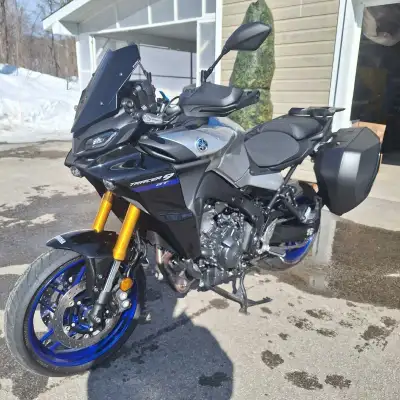Yamaha Tracer9 gt, 900 cc, année 2022, moto très propre et bien entretenue, seulement 7336 km, vitre...