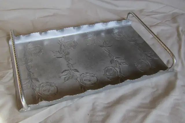Vintage Aluminum Serving Tray w/Roses in Arts & Collectibles in Ottawa - Image 2