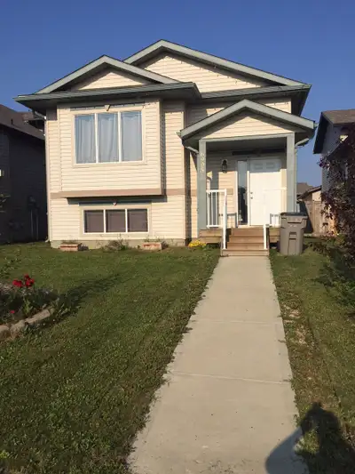 4 Bed 2 Bath Home in Pinnacle West Available Now!