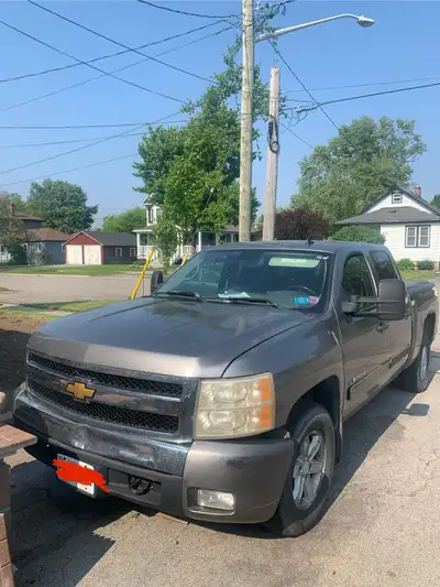 4.8 v8 4x4 310,000km. Engine is strong no issues there and transmission is smooth as well. 4x4 works...