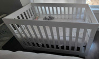 Convertible baby crib (white)