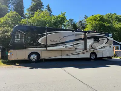 2015 Berkshire 40RB XL Diesel pusher Motorcoach. 65,061 KM with Cummins, ISB 6.7 Series 360 HP, 800...