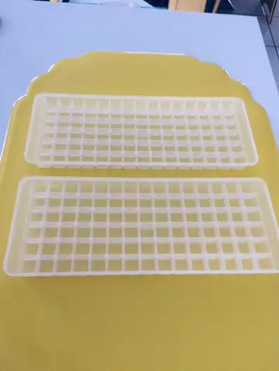 2 BACS SILICONE MINI-GLACONS $5.00 LES 2+1 PRESSE-ORANGE: $5.00, View more