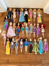 Lot de 28 poupées Barbie / Disney // dolls
