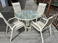 Table de patio avec 4 chaises 