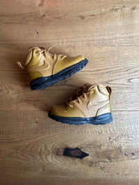 Nike Toddler Manoa Boots - Like New Size 7