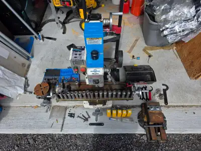 Precision matthews PM25 MV milling machine. With accessories. R8 collects 1-19mm, 8 inch rotary tabl...