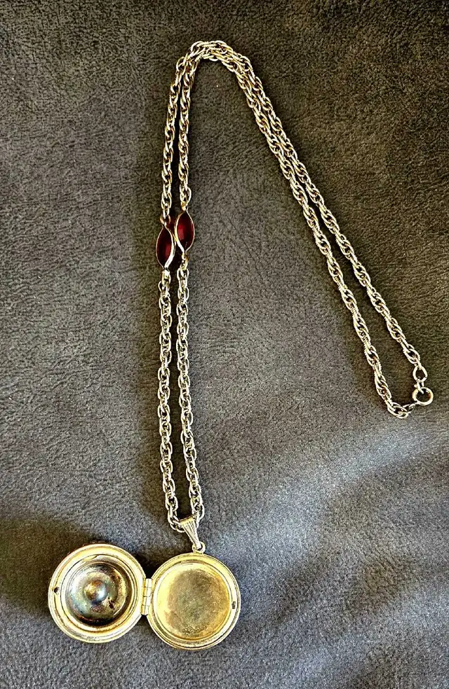 Gold balm box vintage Necklace in Jewellery & Watches in Winnipeg - Image 3