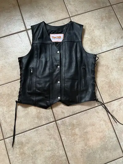 Black leather motorcycle vest- Men’s M/ women’s XL- New condition