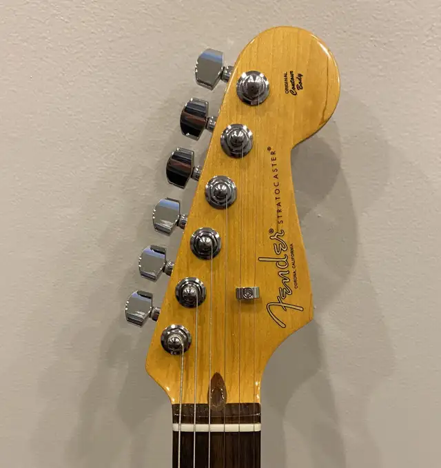**MINT** 2022 Fender American Pro II Stratocaster Guitar in Guitars in Markham / York Region - Image 8