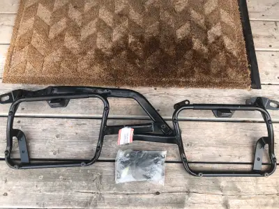 Good to install Givi V35 (available too) or V37 Givi Monokey cases.