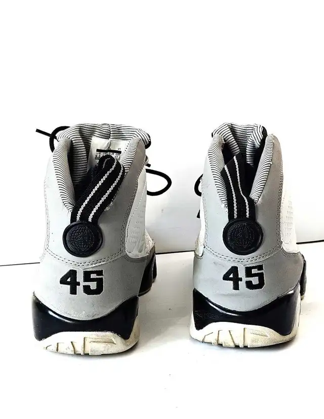 Air Jordan 9 Barons  Youth Sneakers Size 9.5 in Men's Shoes in City of Montréal - Image 6